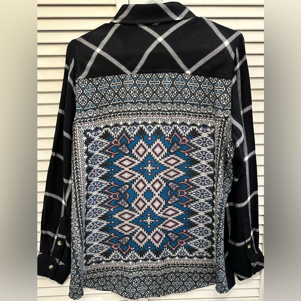 Tolani Collection Plaid Flannel Aztec Back Button Down Size M - Picture 5 of 6